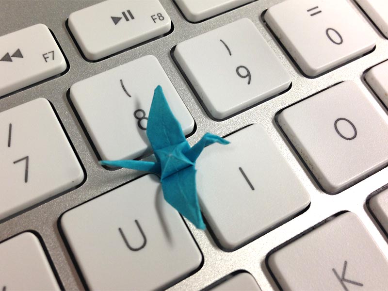 Miniatura de grulla encima del teclado